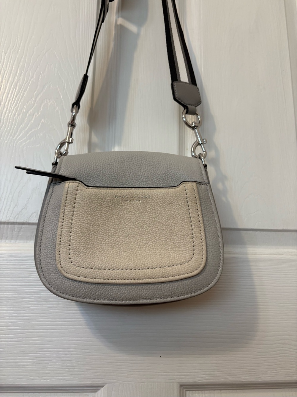Marc Jacobs Two-Tone Gray and Cream Leather Crossbody Bag - Picture 2 of 7